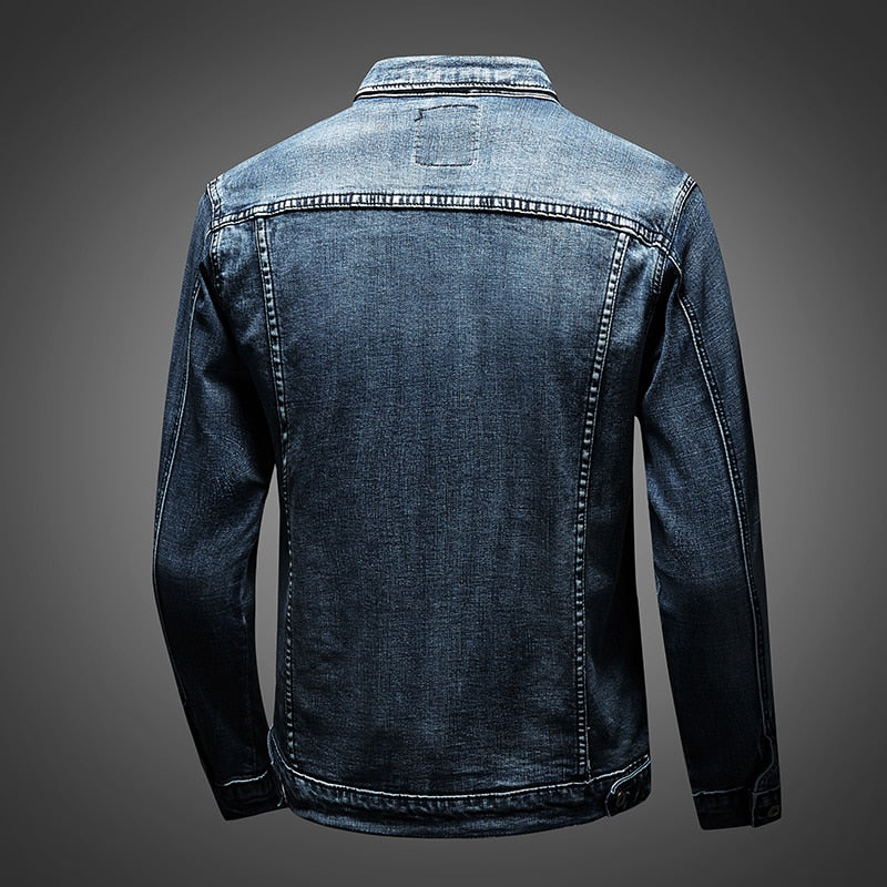 Klassisk blå denimjakke for menn med slim fit passform. En kul bikerjakke for vår, høst og streetwear.