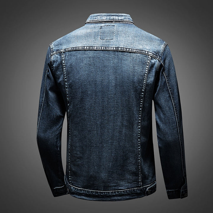 Klassisk blå denimjakke for menn med slim fit passform. En kul bikerjakke for vår, høst og streetwear.