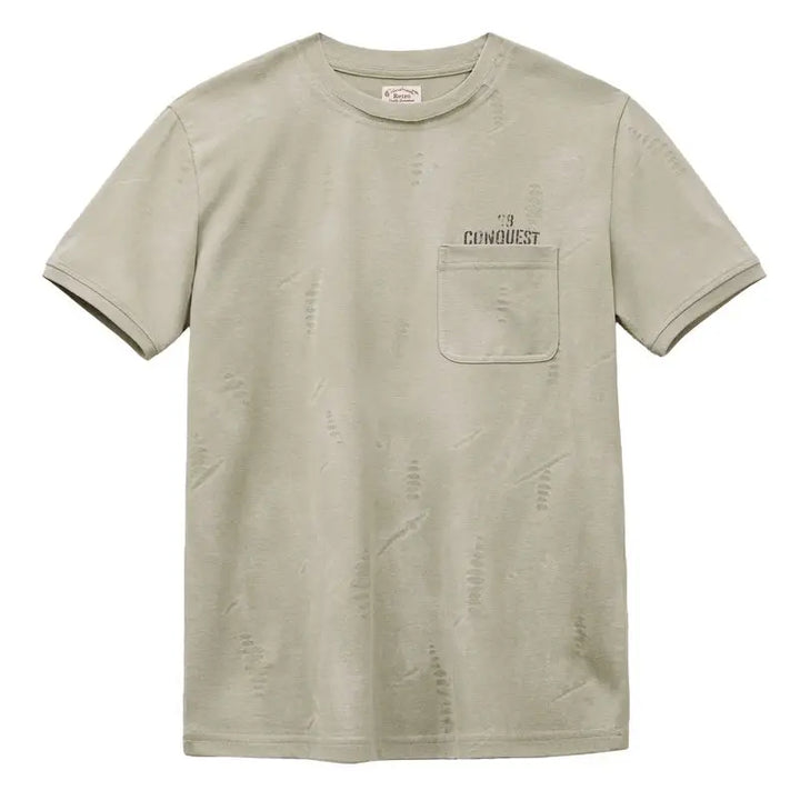 Grønn herre t-skjorte med brystlomme og print. Lett, komfortabel sommerstil, ideell for casual urban bruk.