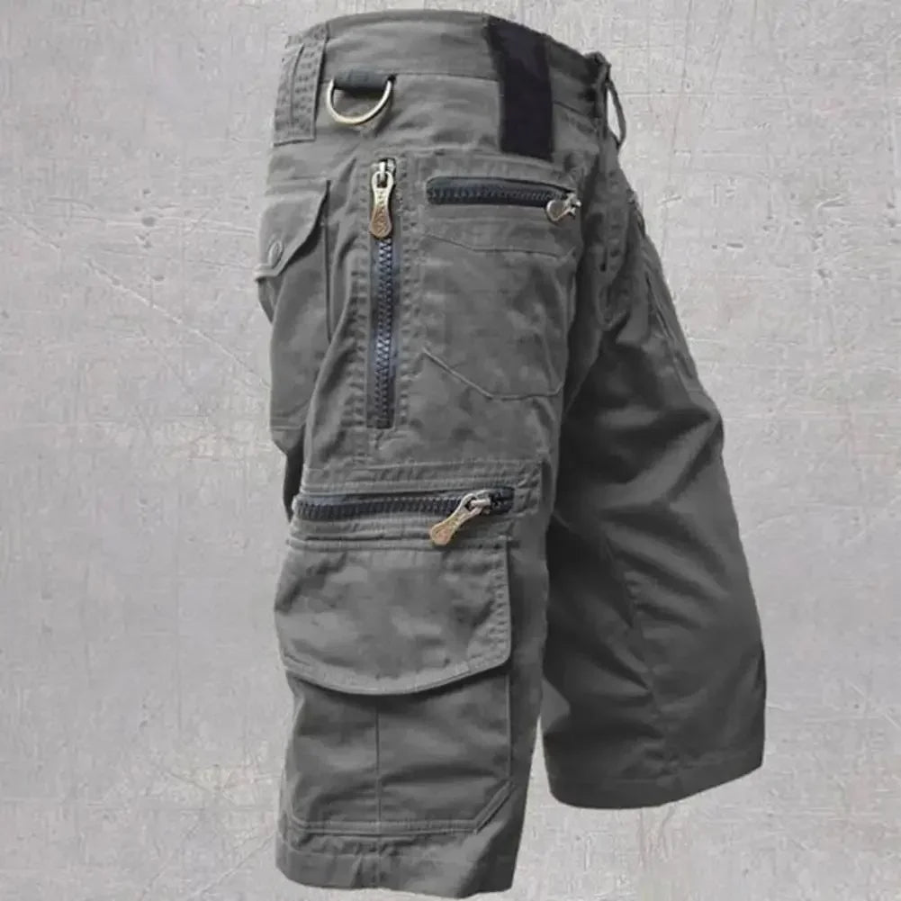 Nærbilde av slitesterke taktiske cargo shorts med mange praktiske flerlommer, ideelt for fritid og aktivitet.