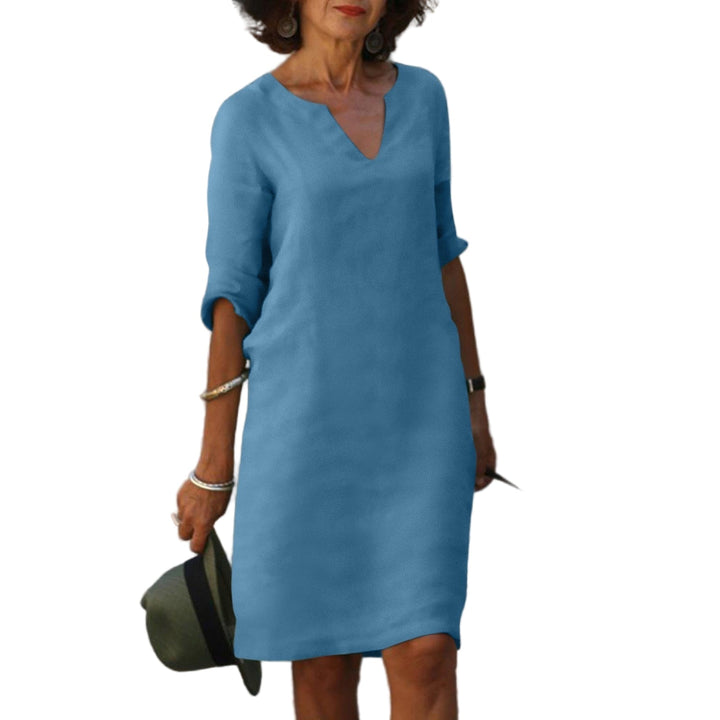 Elegant dame sommerkjole i lett, luftig stoff, perfekt for sommerfest eller hverdag.