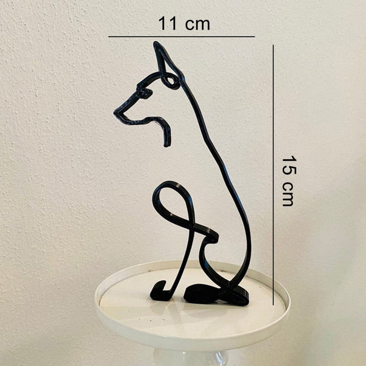 Designskulptur av hund i metall, perfekt for en minimalistisk stue.