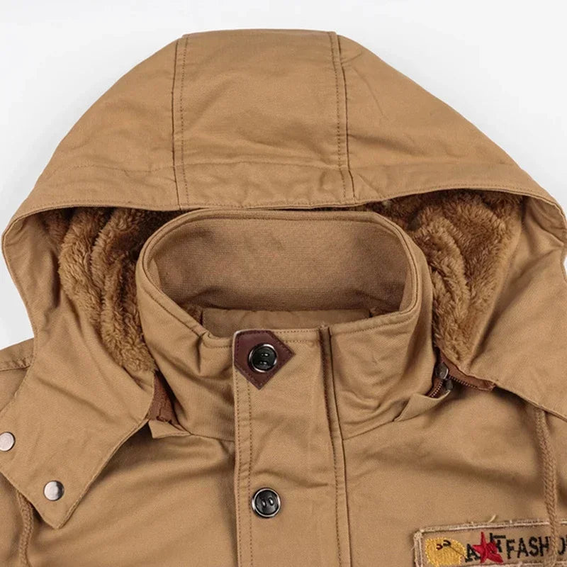 Klassisk herre parkas med hette, tykk og varm vinterjakke for utendørsaktiviteter.
