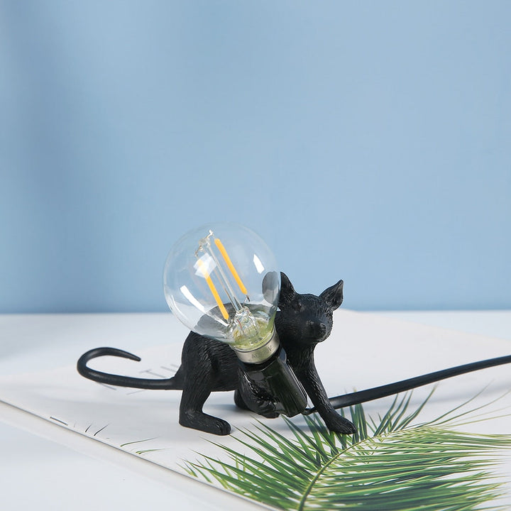 Sjarmerende muselampe. Dekorativ harpiksfigur bordlampe med mykt lys, perfekt gavetips.