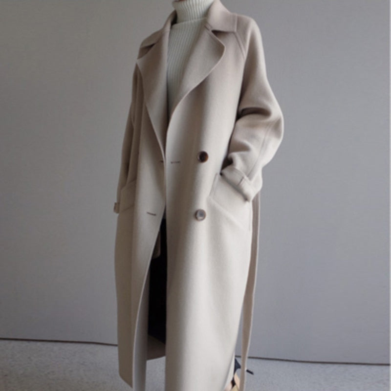 Koreansk mote: Elegant lang frakk for dame med løs passform. Perfekt som stilren vinterfrakk i svart, beige eller brun polyester.