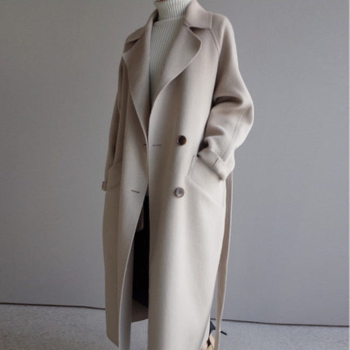Koreansk mote: Elegant lang frakk for dame med løs passform. Perfekt som stilren vinterfrakk i svart, beige eller brun polyester.