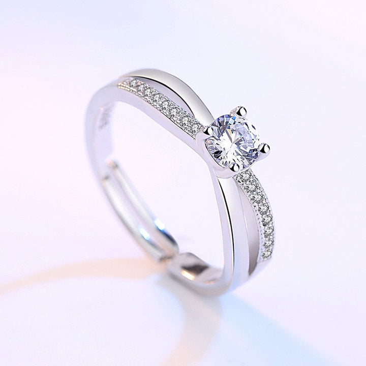 Sølvbelagt justerbar ring med glitrende cubic zirconia, perfekt som forlovelsesring eller fest smykke.