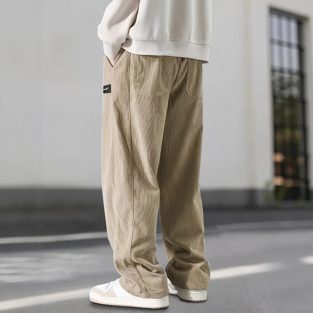 Beige kordfløyelsbukser for menn, rett passform, elastisk midje med snøring, casual stil.