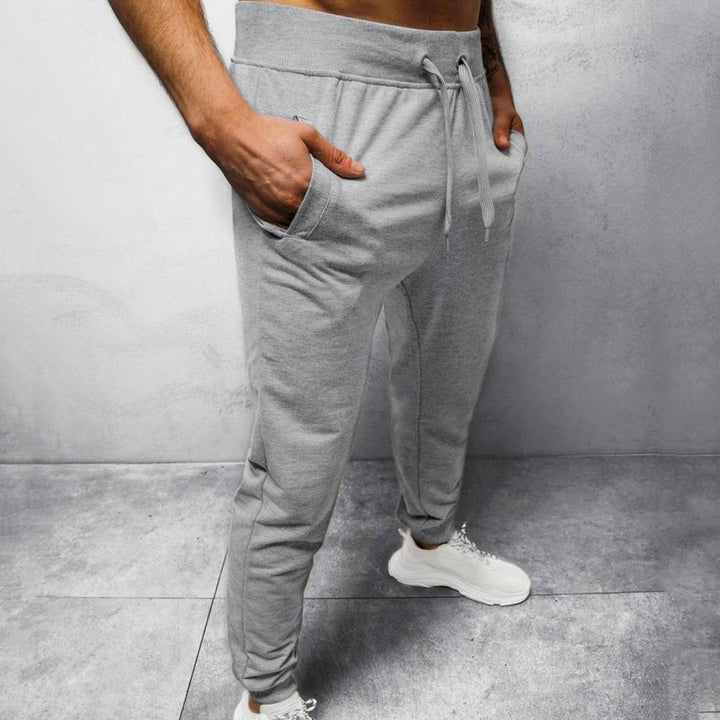 Trendsettende herre joggebukse, slim fit design med attraktive sidelinjer.