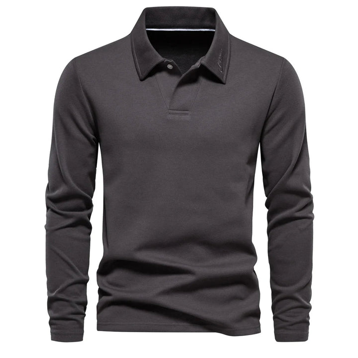 Ryggvisning av en komfortabel herre polo skjorte med elegant broderi. Høy bevegelsesfrihet.