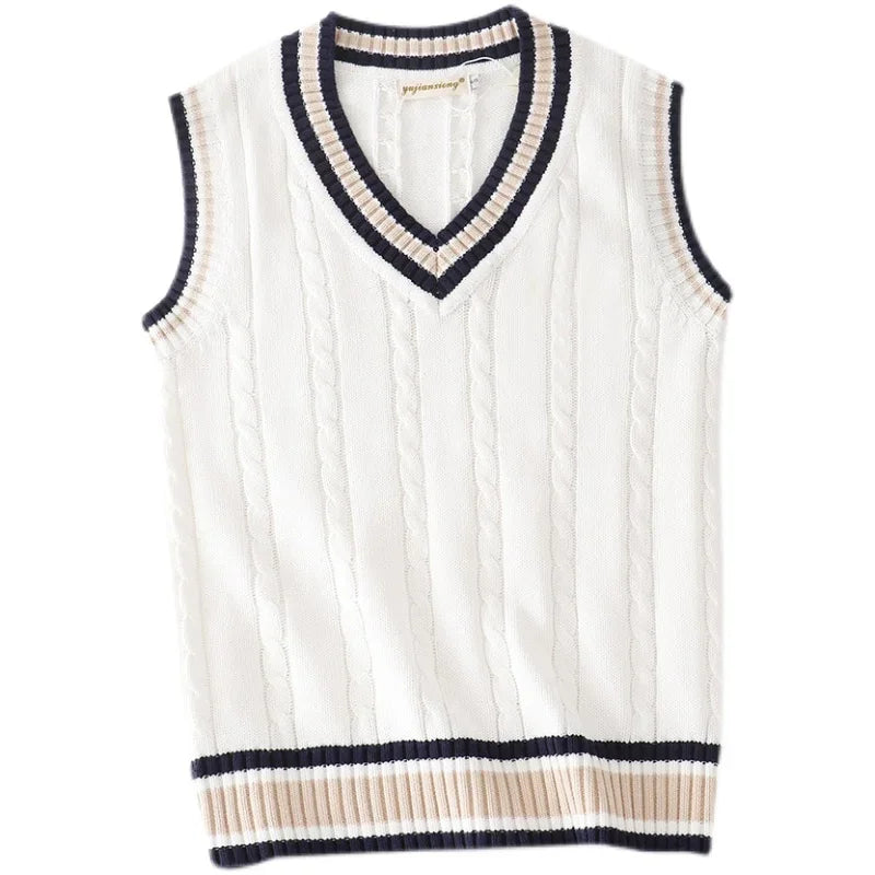 Mann i stilfull strikket genservest med V-hals. Ideell for lag-på-lag og casual retro preppy herremote.