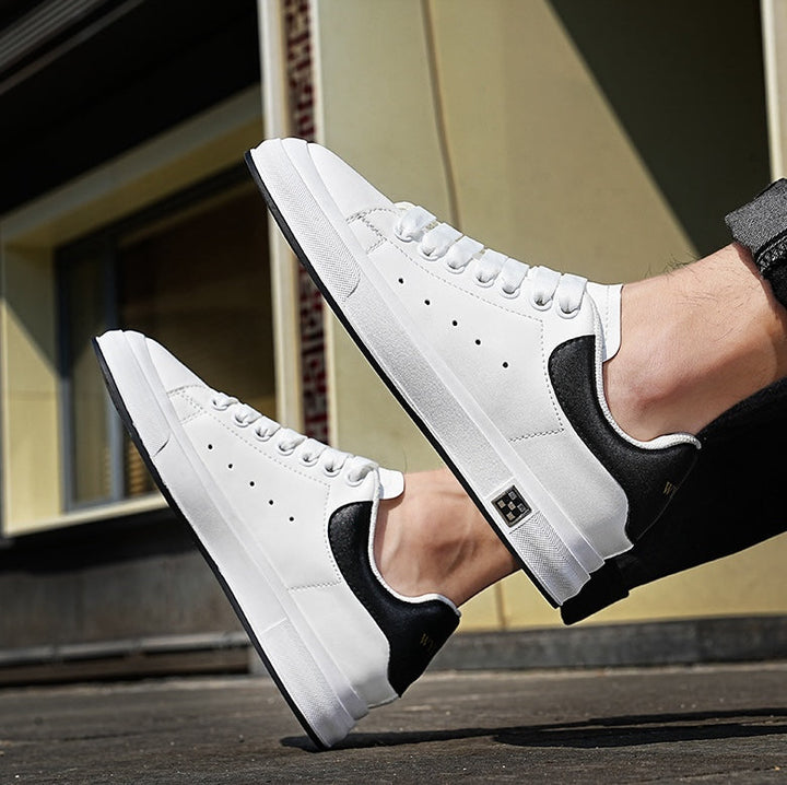 Stilige høydeøkende herresko i svart og hvitt. Casual sneakers med 6 cm skjult hæl.