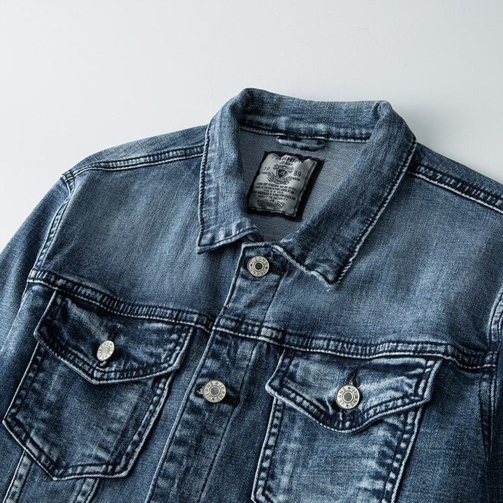 Moderne bomullsjakke i slim fit for menn. Blå stretch denim bikerjakke, flott for casual og urban look.