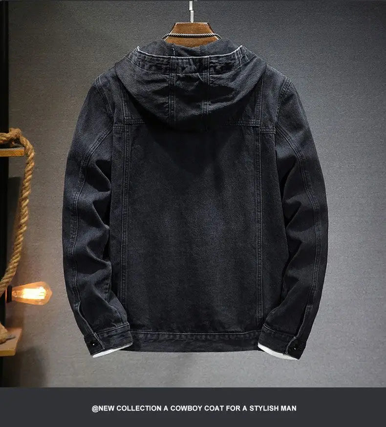 Stilig mørkeblå herre hettejakke i denim. Perfekt yttertøy for vår og høst, kombinerer stil og komfort.