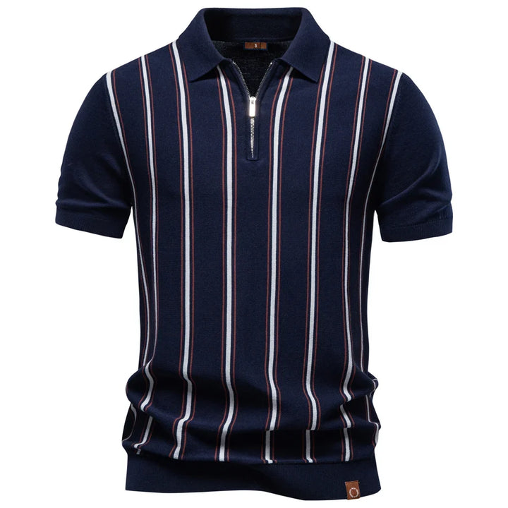 Baksidebilde av "Old Money" herrepolo. Stripet kortermet pikéskjorte, perfekt for en klassisk sommerlook.