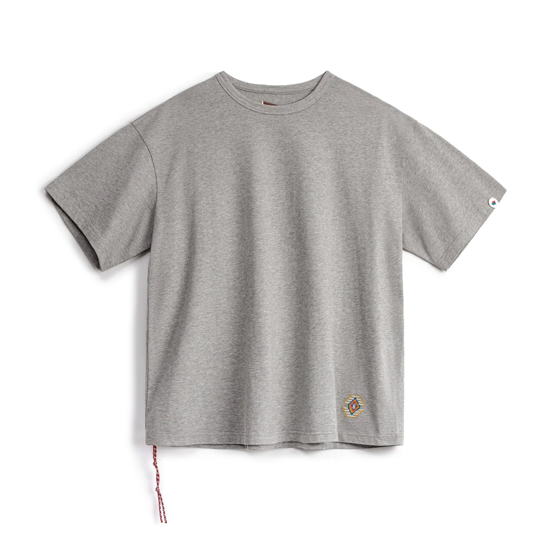 Avslappet herre sommertopp, havrebeige vintage t-skjorte med korte ermer og unikt Navajo-broderi.