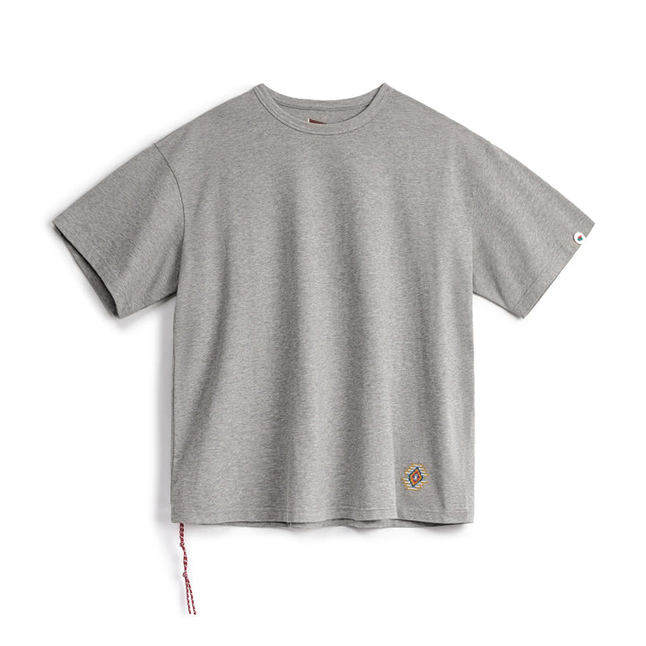 Avslappet herre sommertopp, havrebeige vintage t-skjorte med korte ermer og unikt Navajo-broderi.