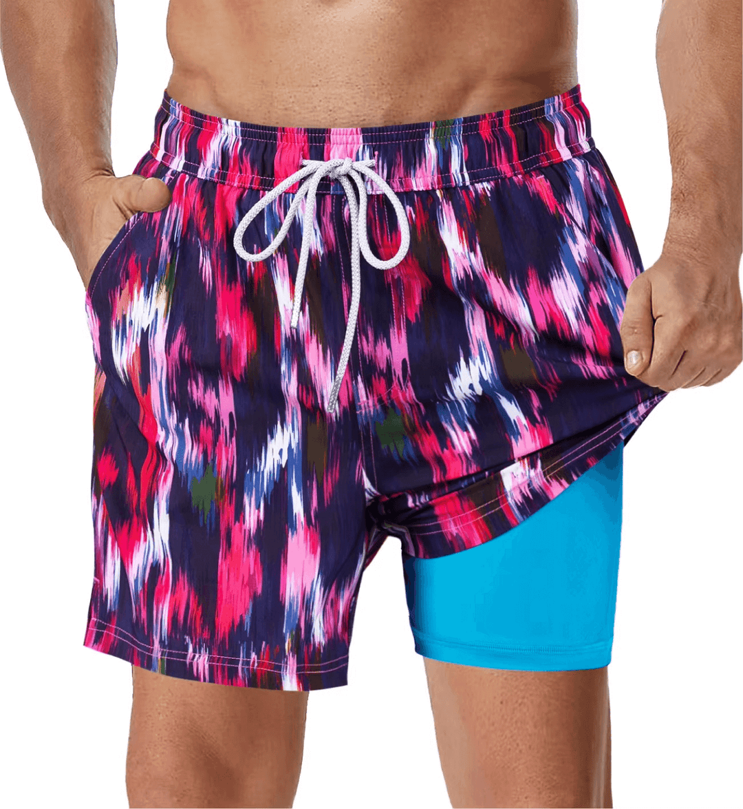 Bakfra av menns 2-i-1 badeshorts med kompresjon, viser passform og praktisk lomme for aktiv bruk.