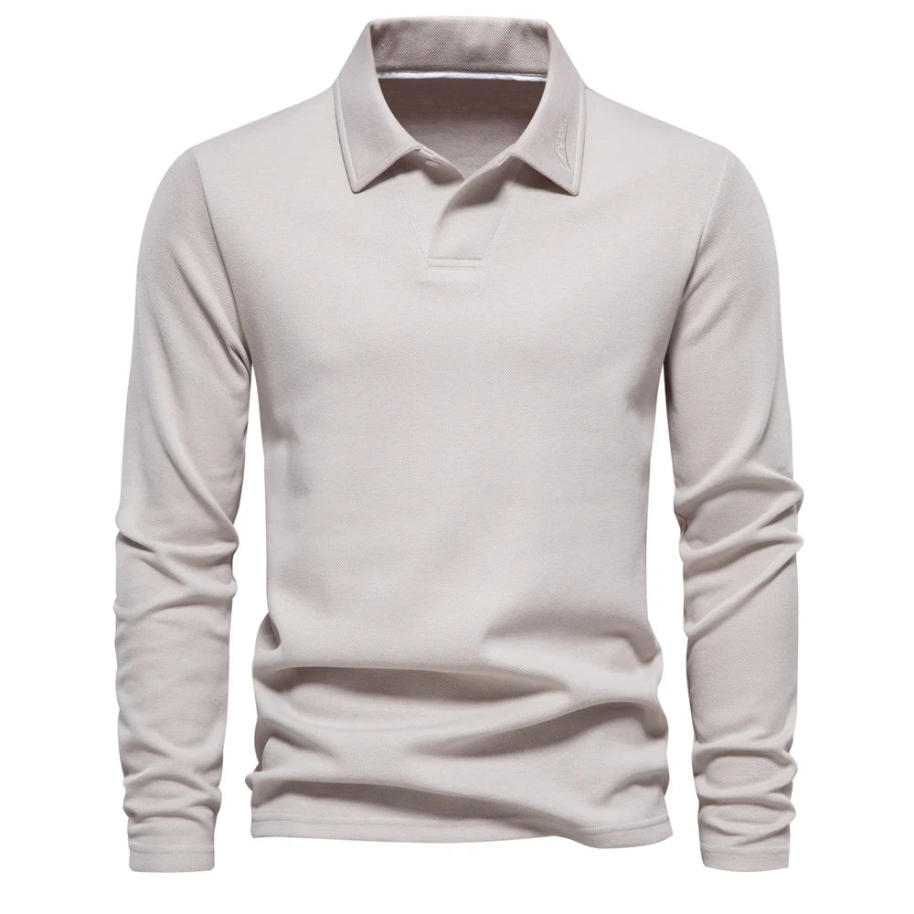 Nærbilde av det elegante broderiet på en grå herre polo skjorte. Kvalitet og stil.