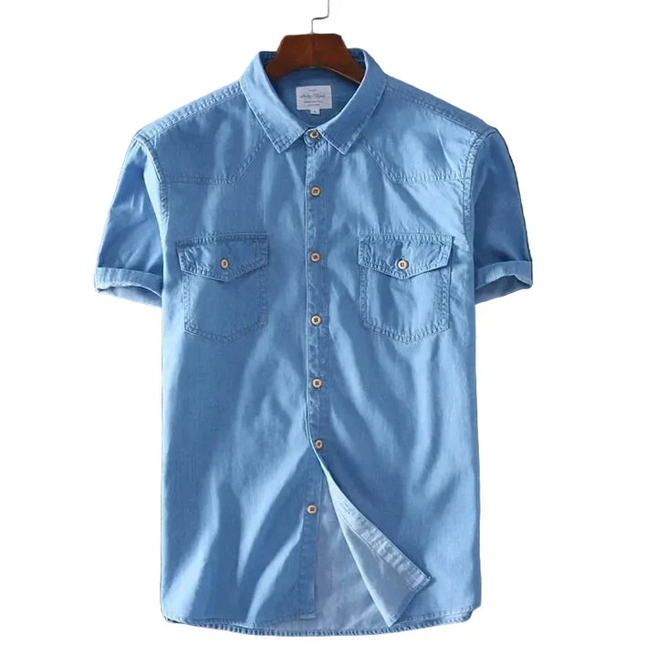 Myk herre kortermet denimskjorte i pustende 100% bomull. Komfortabel lys blå sommerskjorte for menn.