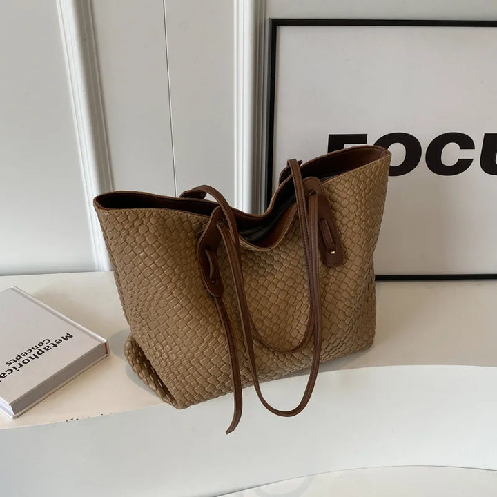 Kaki flettet dameveske, stilig og romslig skulderveske som en moderne accessorie.