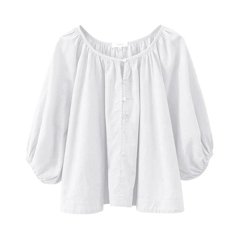 Komfortabel lett sommerbluse i hvit, løs passform. Elegant og luftig for dame, perfekt til strand eller hverdag.