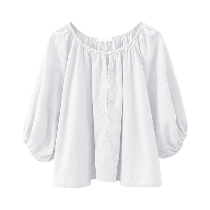 Komfortabel lett sommerbluse i hvit, løs passform. Elegant og luftig for dame, perfekt til strand eller hverdag.
