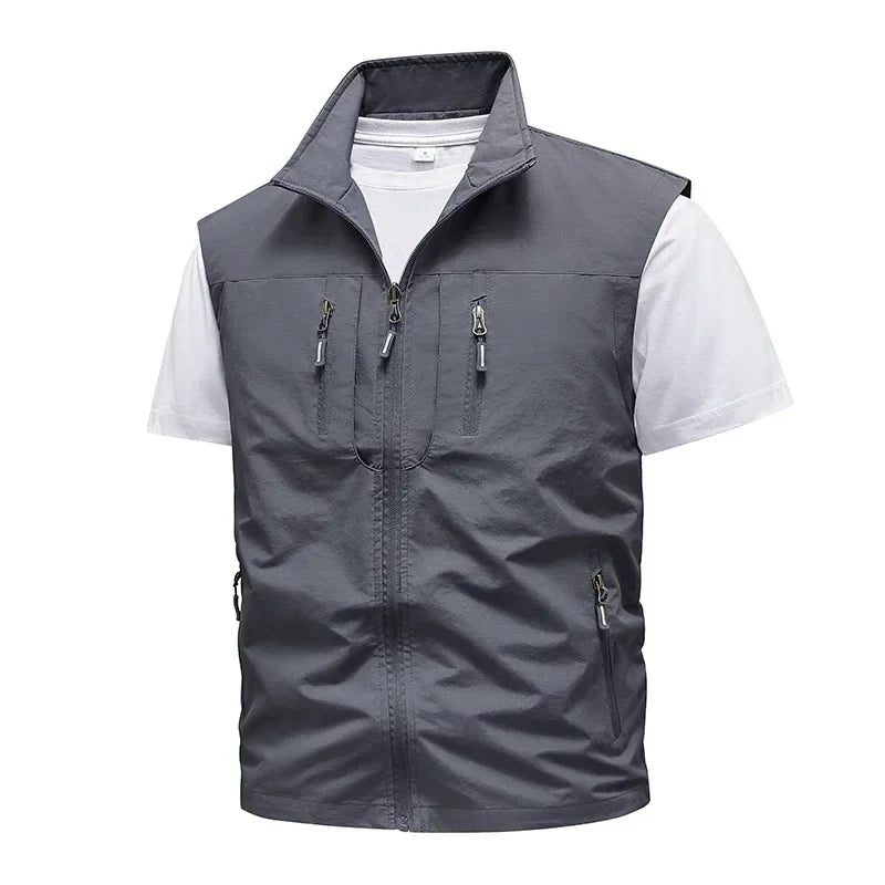 Pustende fiskevest for herrer, lett design og funksjonelle lommer for utstyrsorganisering.