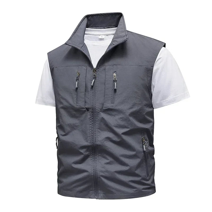 Pustende fiskevest for herrer, lett design og funksjonelle lommer for utstyrsorganisering.