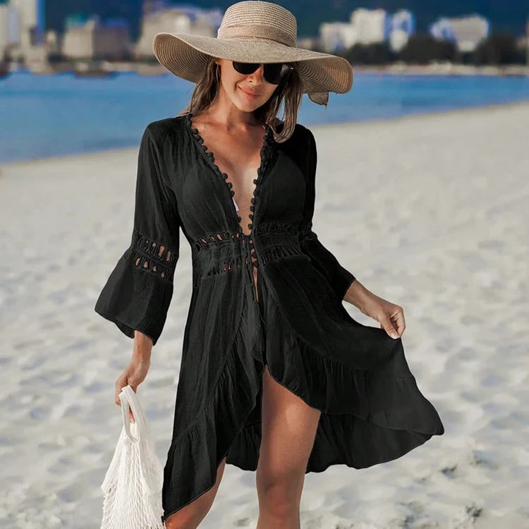 Elegant heklet strandkimono, hvit, med dusker og blonde-inspirert design.