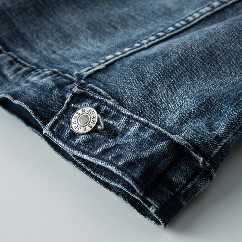 Trendy herre slim fit denimjakke i bikerstil, med blå farge. Ideell for streetwear og moderne mote.