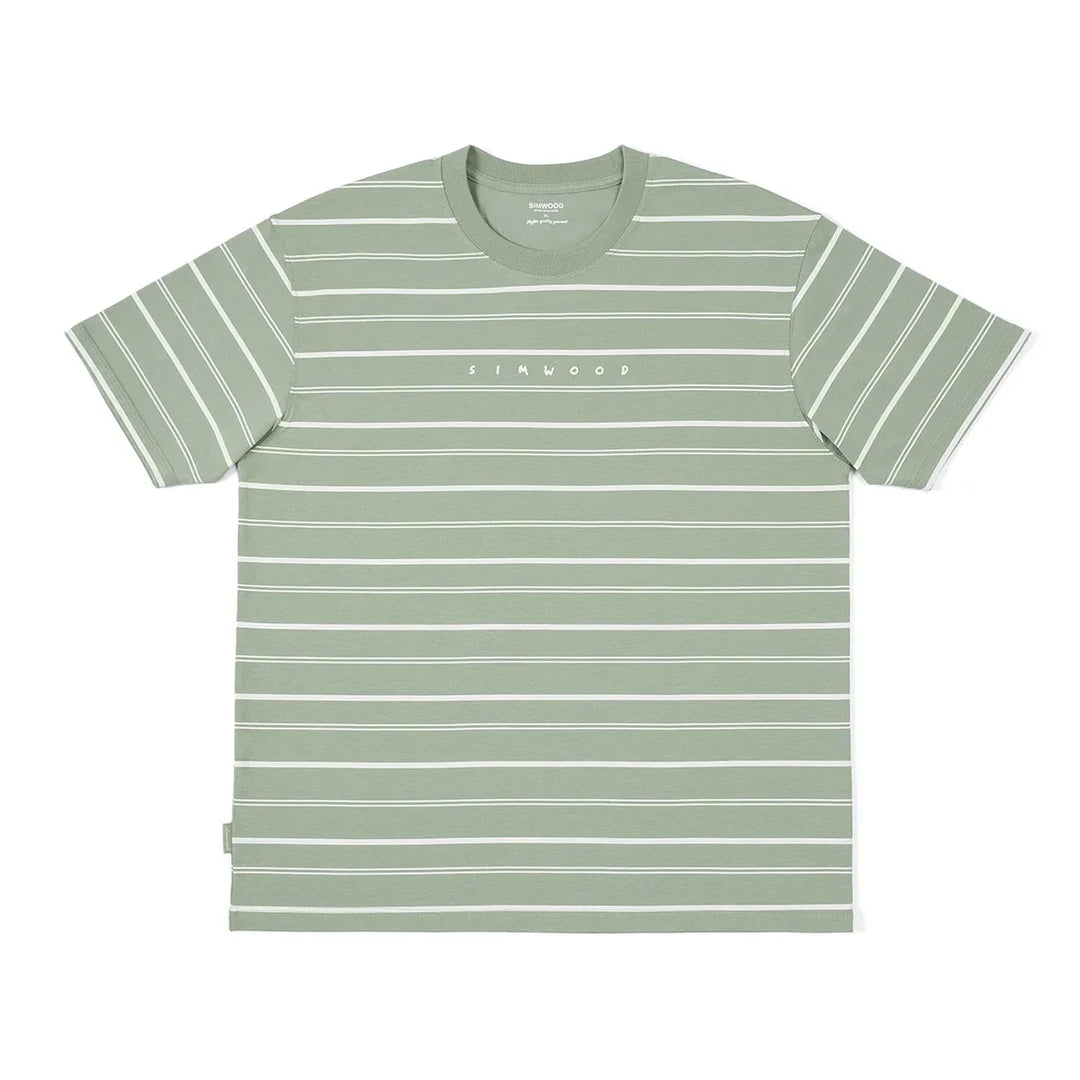 Mann i avslappet, sval stripet Sorona t-skjorte. Perfekt oversized herre sommertopp for streetwear.
