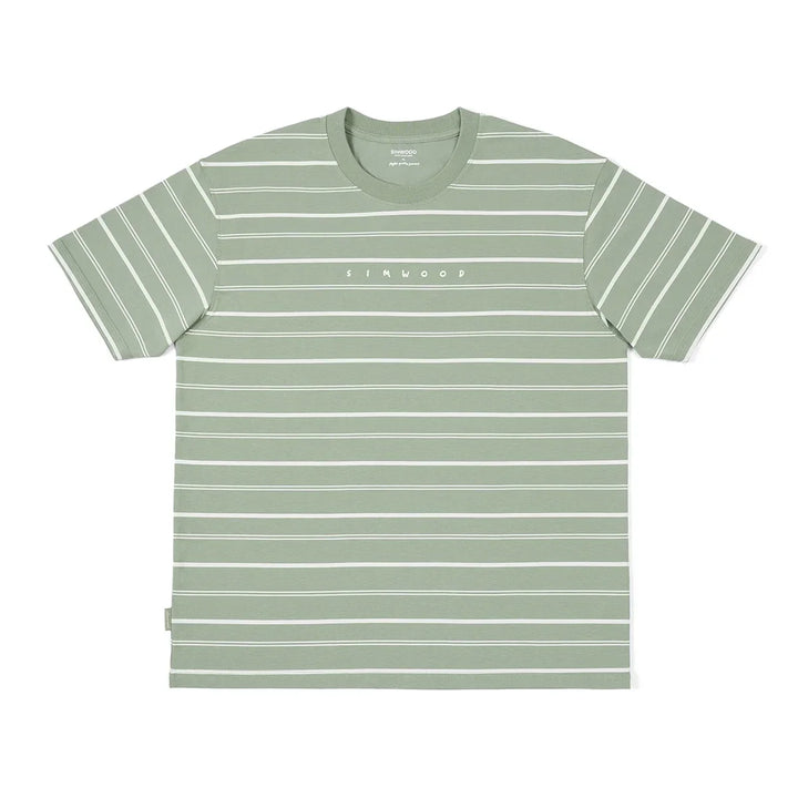 Mann i avslappet, sval stripet Sorona t-skjorte. Perfekt oversized herre sommertopp for streetwear.