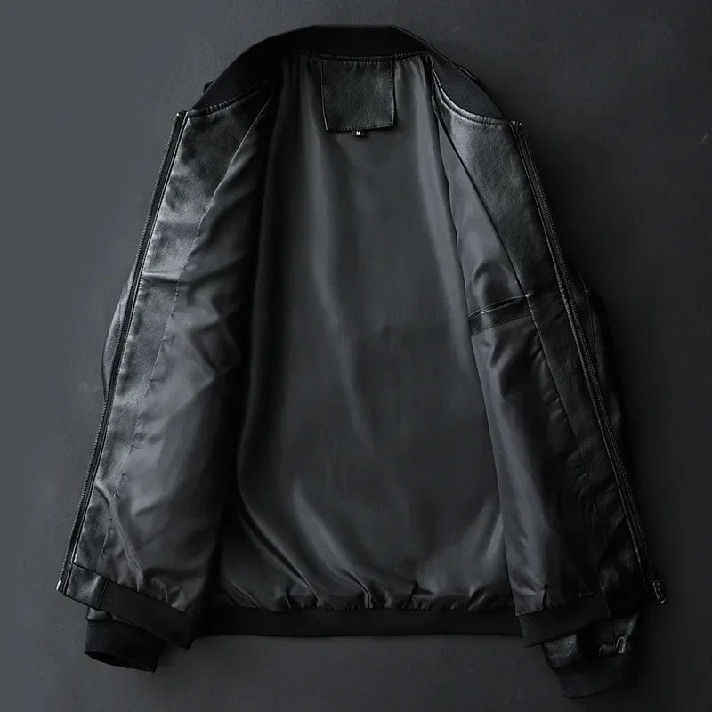 Allsidig herrejakke i vegansk skinn, perfekt for streetwear og fritid. Koreansk biker/baseball stil, slim fit.