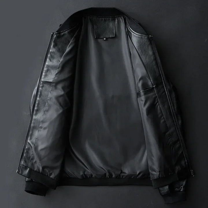 Allsidig herrejakke i vegansk skinn, perfekt for streetwear og fritid. Koreansk biker/baseball stil, slim fit.