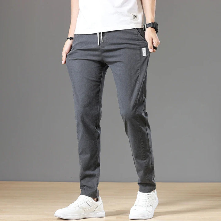 Grå bomullsbukser til herre, komfortable og moderne for en stilbevisst business casual look.