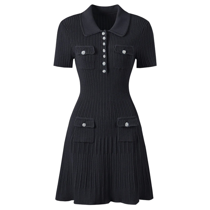 Elegant damekjole, strikket minikjole med krage. Allsidig sommerkjole for fritid eller fest.