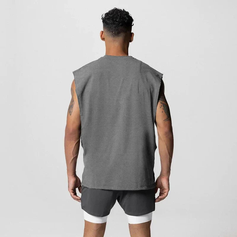 Rød herre sommer singlet, åpen side design, perfekt for varme dager og aktiv trening.