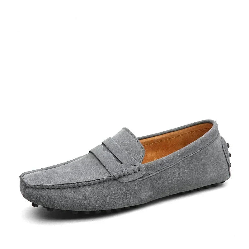 Svarte herresko i ekte skinn, klassiske slip-on mokasiner i tidløs stil.