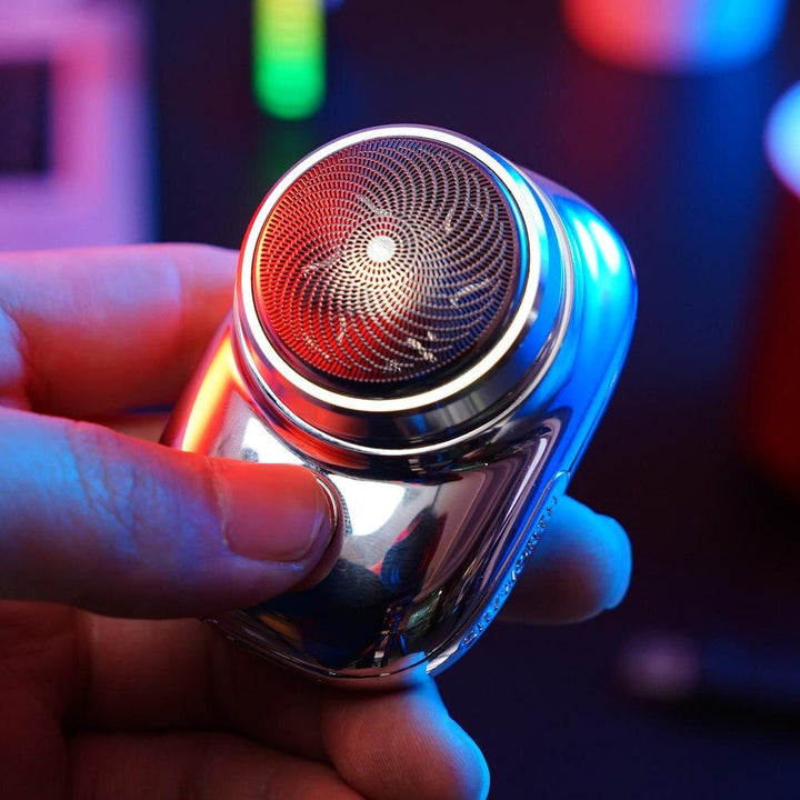 Mann holder ergonomisk Trådløs Easy Shaver barbermaskin for enkel og presis personlig pleie.