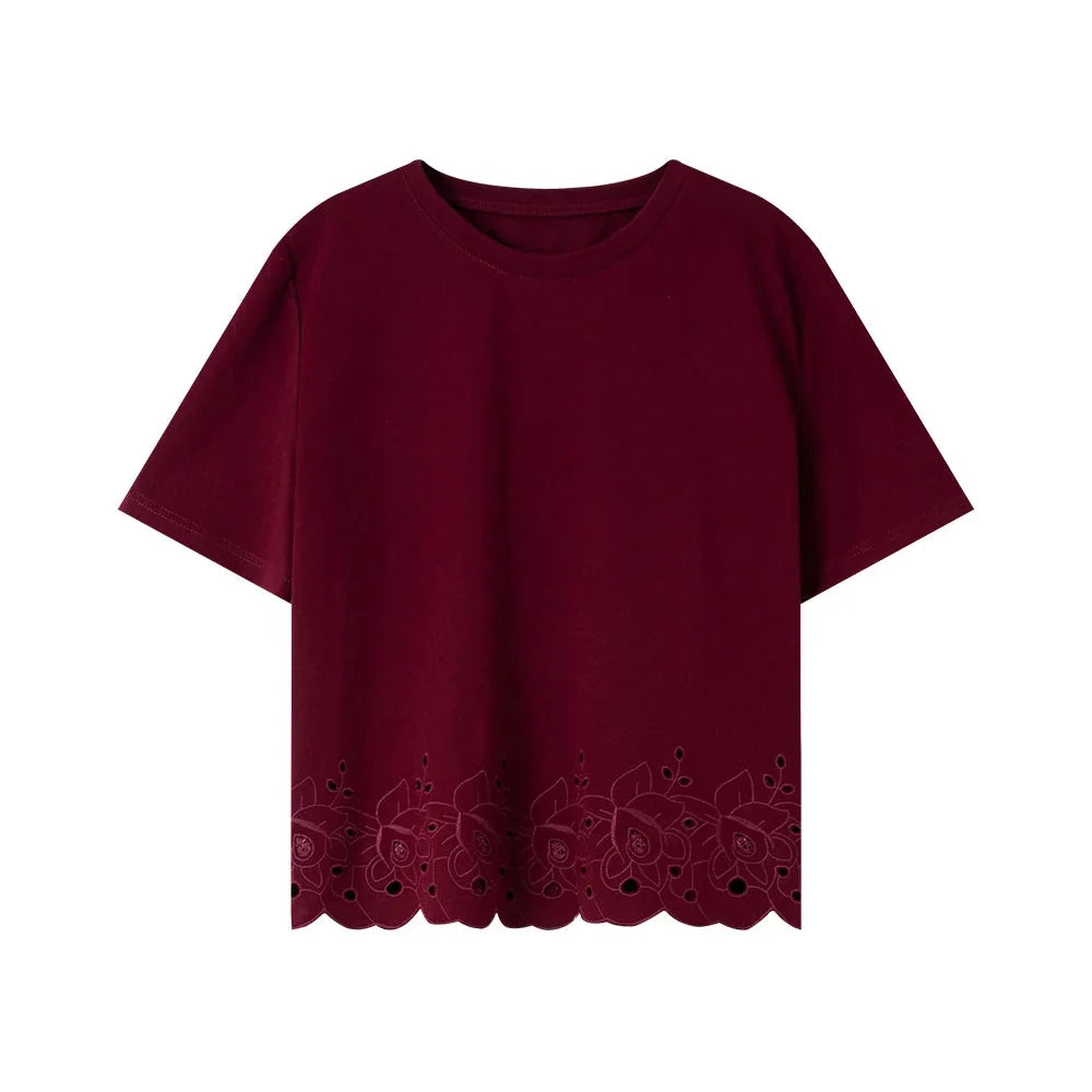 Komfortabel dame t-skjorte med brodert kant. Elegant basic topp for hverdag og sommer. Allsidig stil.
