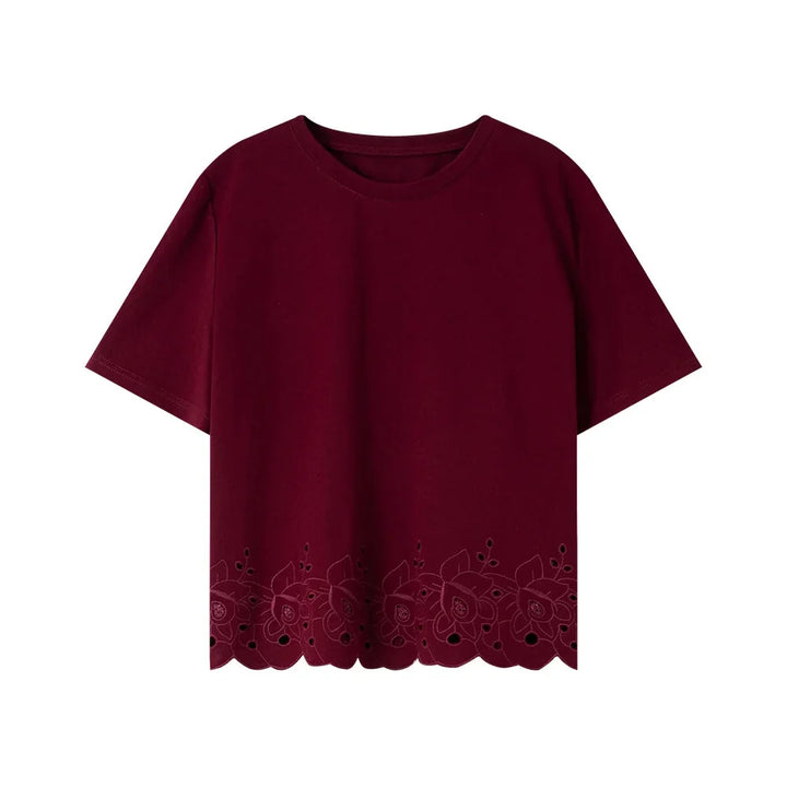 Komfortabel dame t-skjorte med brodert kant. Elegant basic topp for hverdag og sommer. Allsidig stil.