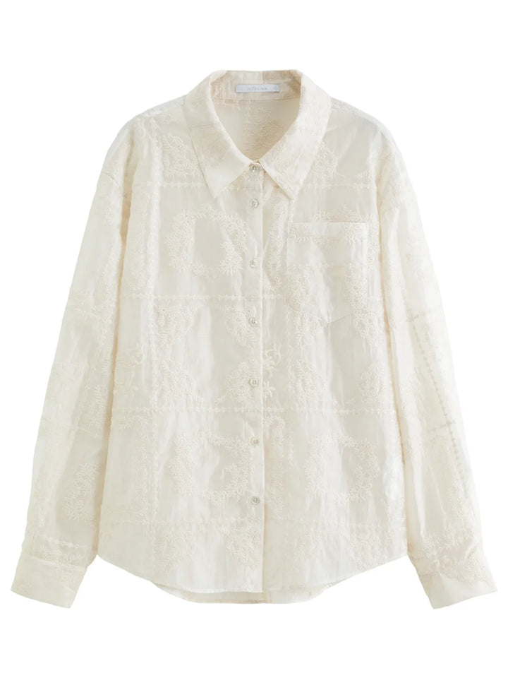Lett og komfortabel brodert damebluse i beige, ideell for elegant hverdags- eller festbruk.