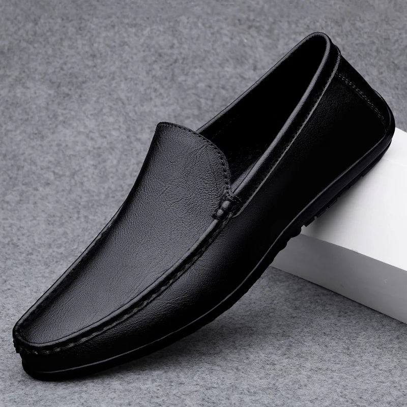 Elegant svart herre mokasin, slip-on design med fokus på kvalitet og komfort.
