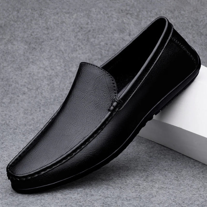 Elegant svart herre mokasin, slip-on design med fokus på kvalitet og komfort.
