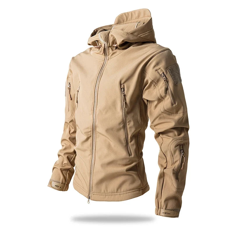 Mann kler på seg varm herre softshell jakke. Vanntett og vindtett hettejakke for aktive dager ute.