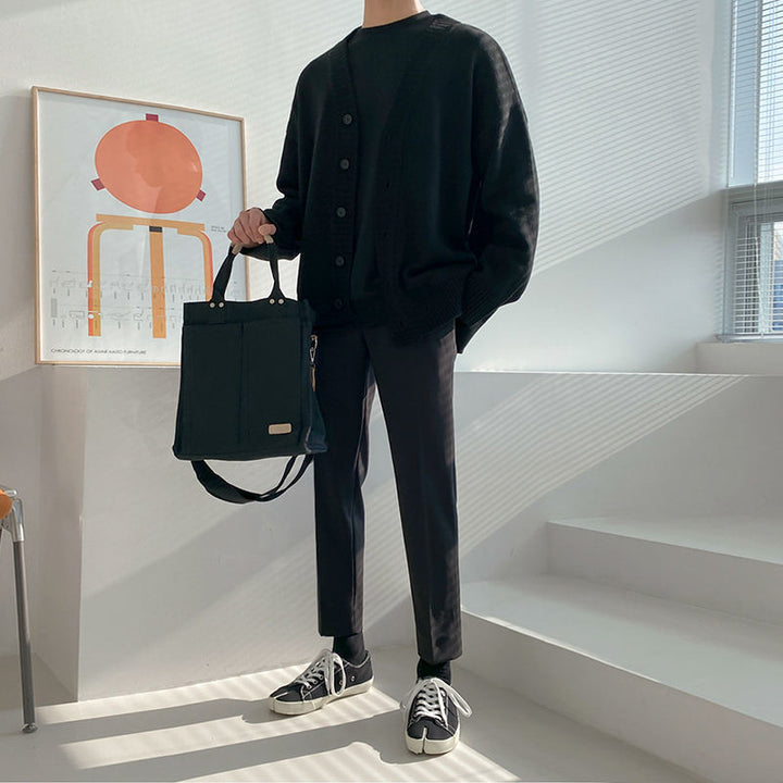 Moderne menns knappecardigan i strikk, ideell for casual eller elegant lagpålag. Komfortabel og varm.