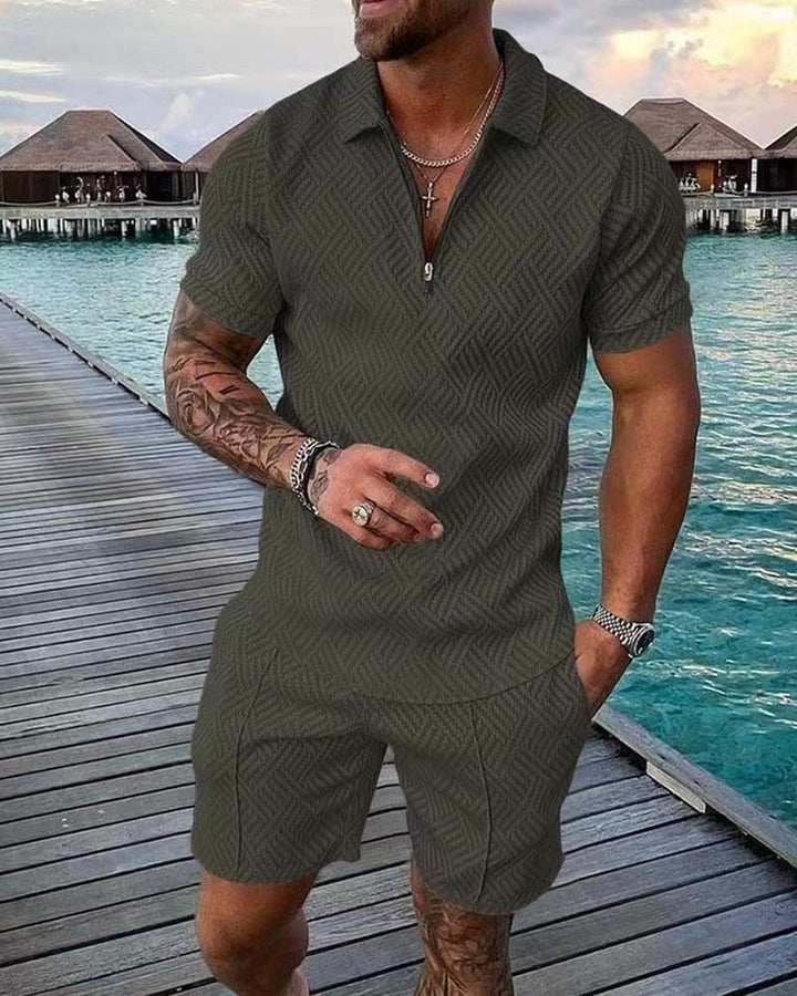 Mann iført trendy skjorte og shorts sett for sommeren. Komfortabelt herre antrekk for varme dager.