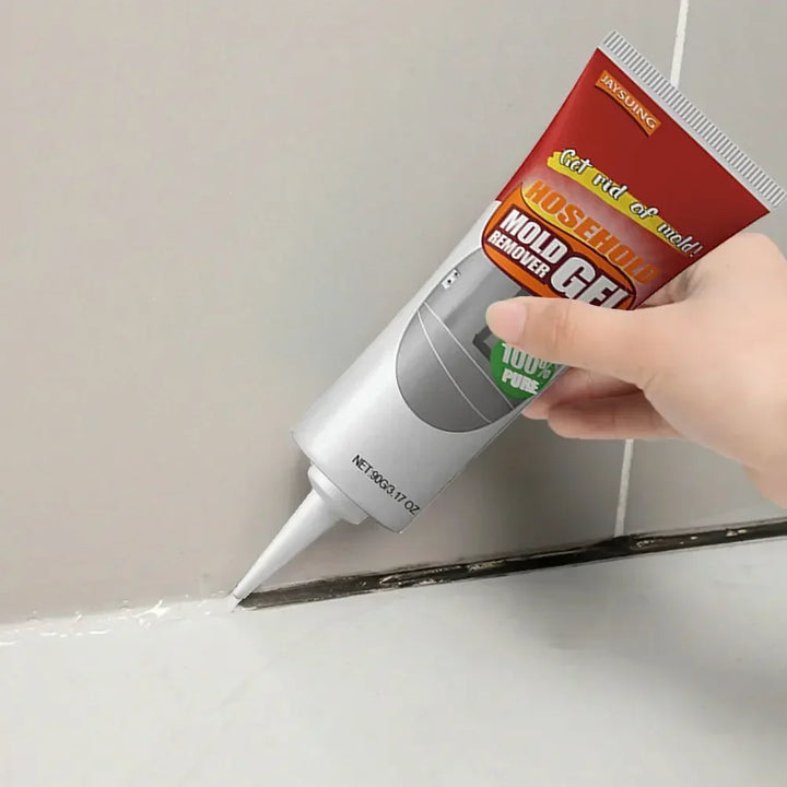 Cleaner Pro Muggfjerner Gel påføres presist på vanskelige fuger for grundig flekkfjerning og muggbehandling.