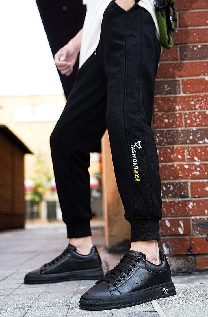 Nærbilde av fronten på svarte og hvite herresneakers med 6 cm skjult høydeøkende hæl.